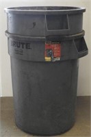 Lot #4090 - (3) Brute 32 gallon trash cans