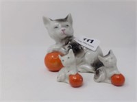 Cat & Kittens Playing figurines JAPAN