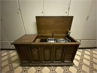 Meuble vintage avec tourne disque et speakers