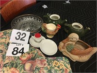 Vintage kitchen pottery and potholders