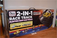 AutoWorld 2-in-1 Electric Slot Car Track