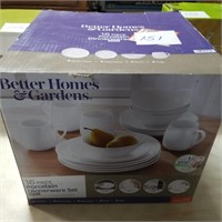 Porcelain Dinnerware (new in box) Set of 16