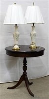 round table & (4) table lamps, 3 are china, 1 is
