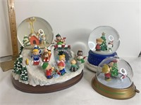 Peanuts Christmas snow globes and top