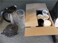 BOX: ELECTRIC KETTLE, MUGS, GLASS VASE