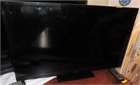 INSIGNIA 32" FLAT SCREEN TV WITH REMOTE