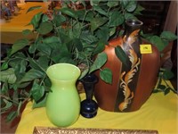3 VASES AND ARTIFICIAL IVY