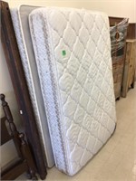 queen mattress/box spring, has stain