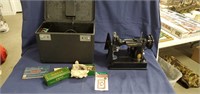 Singer Featherweight Sewing Machine with Case -