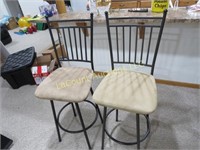 pair bar stools padded seats  great condition