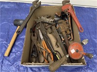 FLAT FULL OF MIX TOOLS/ ADJUSTABLE WRENCH