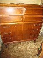 MIDCENTURY WOODEN CHEST OF DRAWRES