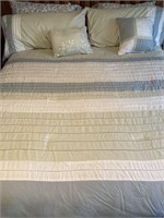 Queen size bedspread and pillows