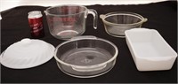 2 plats Fire-King / 2 plats Pyrex / 1 couvercle