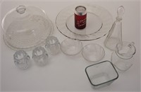 Lot de vaisselle en verre dont cloche à gâteau