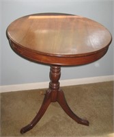 Oak Pedestal Table - 28" x 24"
