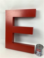 Lettre "E" murale en métal