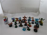 24 figurines Skylanders (22 de 2013 et 2 de 2011)