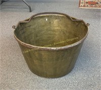 Brass pot, Pot en laiton, 13" x 21"