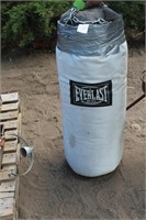 EVERLAST PUNCHING BAG