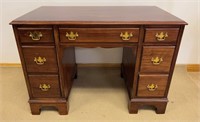 NICE CHIPPENDALE STYLE KEYHOLE DESK