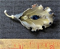 LOVELY STERLING SILVER BROOCH WITH SAPPHIRE