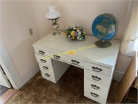 Knee Hole Desk w/Lamp and Globe