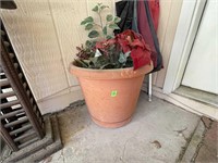 P - Plastic Pot with artififical Plants