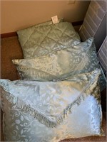 FULL SIZE BED SPREAD & SHAMS & 2 PILLOWS