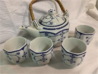 Tea sea, pot & 4 cups (no handles)