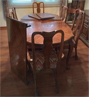 Drexel Dining Room Table with 6 Chairs & Leaves