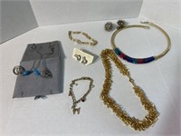 Lot Vintage Jewelry (Necklaces, earrings, etc...)