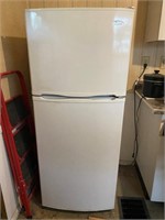 medium sz refrigerator- works good