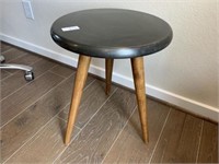 METAL ACCENT TABLE
