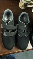 SHOES 13 XW GENTLY USED