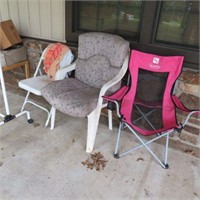 ASSORTED CHAIRS/CLOTHES RACK/CHILD'S TABLE -CHAIR
