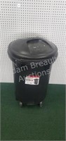 Hyper tough 32 gallon wheeled trash can with turn