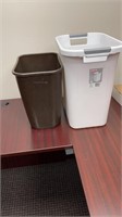 Lot of two trash cans