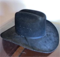 Mans felt cowboy hat