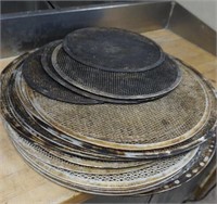 LOT OF ASSORTED SIZE PIZZA TRAYS