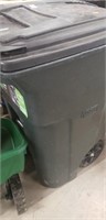 Lardw trash container with wheels and lid