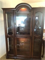 BEAUTIFUL CURIO CABINET. 76X52 INCHES. DOUBLE