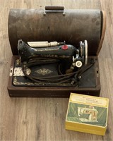 Antique Singer sewing machine / Accessories