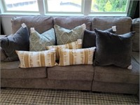 8PC ASSORTED PILLOWS