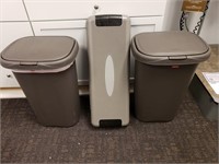 (2) 13 Gal Garbage Cans & Step Platform