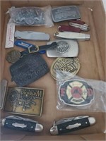 TRAY OF KNIVES, BELT BUCKLES, COLLECTIBLES