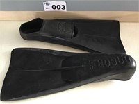 PAIR OF SIZE 9-10 DACOR CORDA FLIPPERS