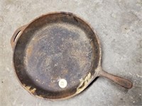 LARGE DEEP CAST IRON SKILLET