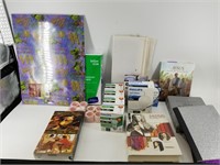 Lot with assorted Indian silk screens and Christma