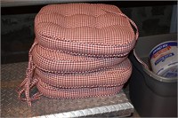 4 SEAT CUSHIONS/ MISC PILLOWS